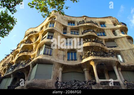 BARCELONE - 24 AOÛT : Casa Mila, ou la Pedrera le 24 août 2012 à Barcelone, Espagne. Ce célèbre bâtiment a été conçu par Antoni Gaudi. Vintage ret Banque D'Images