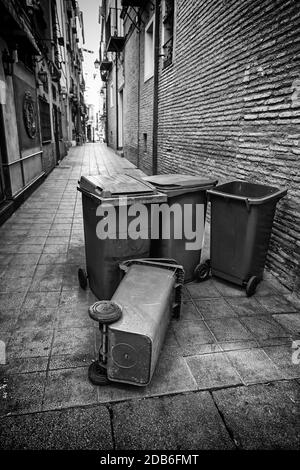 Des poubelles se trouvant dans la rue, les détails se trouvant dans la rue, la saleté et les débris, recycler Banque D'Images