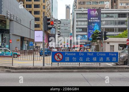 Hong Kong, Chine - 28 avril 2017: Ne pas traverser ici le signe pour les piétons à Hong Kong, Chine. Banque D'Images