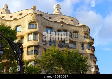 BARCELONE - 24 AOÛT : Casa Mila, ou la Pedrera le 24 août 2012 à Barcelone, Espagne. Ce célèbre bâtiment a été conçu par Antoni Gaudi. Vintage ret Banque D'Images