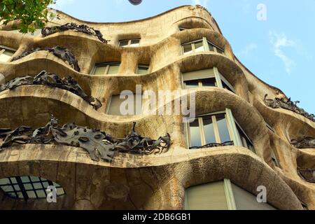 BARCELONE - 24 AOÛT : Casa Mila, ou la Pedrera le 24 août 2012 à Barcelone, Espagne. Ce célèbre bâtiment a été conçu par Antoni Gaudi. Vintage ret Banque D'Images