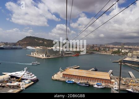 BARCELONE, ESPAGNE - 27 AOÛT 2012 : port passager de barcelone et tour avec une corde avec un secteur de bateaux de sport, quai et un quartier commerçant. CATA Banque D'Images