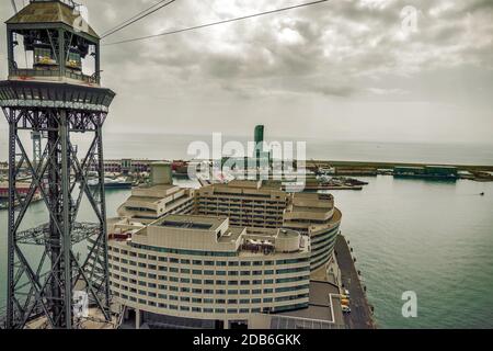 BARCELONE, ESPAGNE - 27 AOÛT 2012 : port passager de barcelone et tour avec une corde avec un secteur de bateaux de sport, quai et un quartier commerçant. CATA Banque D'Images