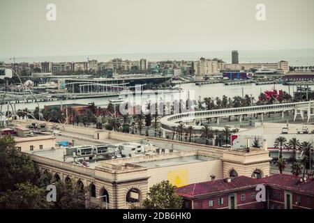 BARCELONE, ESPAGNE - 27 AOÛT 2012 : port passager de barcelone et tour avec une corde avec un secteur de bateaux de sport, quai et un quartier commerçant. CATA Banque D'Images