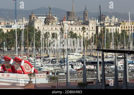 BARCELONE, ESPAGNE - 27 AOÛT 2012 : le vieux port de Barcelone de Port Vell avec une zone de bateaux de sport, un quai et un quartier commerçant. Catalogne, Espagne. Banque D'Images