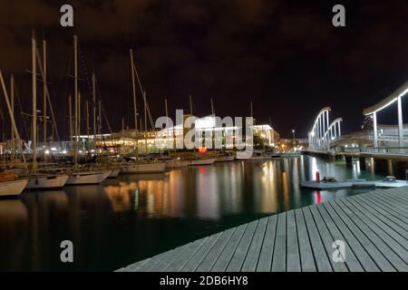 Port de nuit, vue sur la Rambla de Mar, Barcelone, Espagne. Banque D'Images