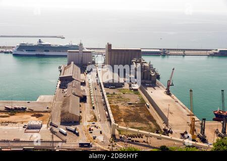 BARCELONE, ESPAGNE - 27 AOÛT 2012 : le bateau de croisière amarré au port de Barcelone, avec un secteur de bateaux de sport, quai et un quartier commerçant. Catalogne, Banque D'Images