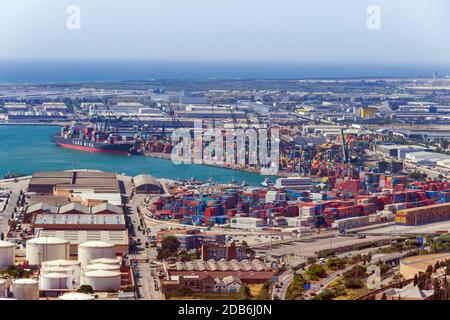 BARCELONE, ESPAGNE - 27 AOÛT 2012 : terminal Port Nou, terminaux de croisière de Barcelone, transport touristique et installations aux quais Banque D'Images