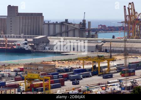 BARCELONE, ESPAGNE - 27 AOÛT 2012: Terminal Port Nou, Сontainer navire en import export et logistique d'affaires, par grue, port de commerce, navire, cargaison à har Banque D'Images