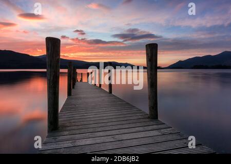 Ashness Jetty avec un magnifique coucher de soleil de printemps sur Derwentwater dans le Lake District, Royaume-Uni. Banque D'Images