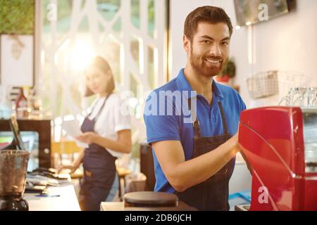 Faire le café barista Banque D'Images