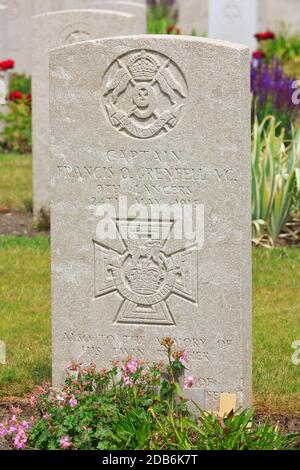 Tombe du capitaine Francis Octavius Grenfell, récipiendaire de la Croix de Victoria anglaise (1880-1915) au cimetière militaire de Vlamertinche à Ypres, en Belgique Banque D'Images