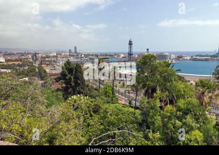 BARCELONE, ESPAGNE - 27 AOÛT 2012 : le vieux port de Barcelone de Port Vell avec une zone de bateaux de sport, un quai et un quartier commerçant. Catalogne, Espagne. Banque D'Images