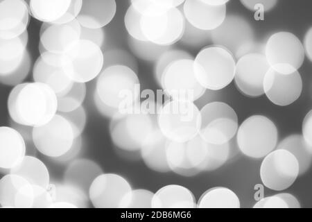 Noir et blanc image floue des lumières de noël, arrière-plan abstrait monochromatique. Banque D'Images
