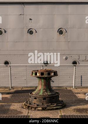 Navires amarre bollard, Alexandra Dock, Belfast, Irlande du Nord. HMS Caroline est en arrière-plan Banque D'Images