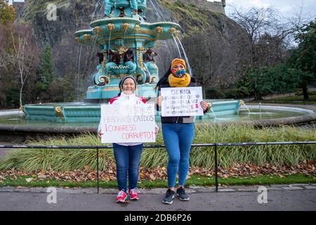 Les résidents péruviens d'Édimbourg ont organisé une petite manifestation en raison des restrictions de la COVID19 dans le centre d'Édimbourg pour soutenir les manifestations en faveur de la démocratie et de la lutte contre la corruption au Pérou. Banque D'Images