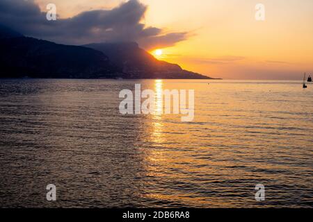 Vue sur la mer et le nuage, lever du soleil. Côte méditerranéenne. Photo de haute qualité Banque D'Images