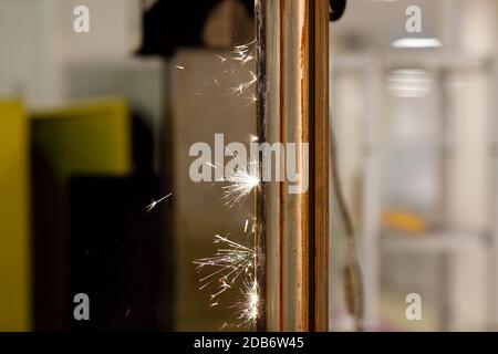 Processus d'érosion par étincelle avec la machine à décharge électrique EDM. Mise au point sélective. Banque D'Images