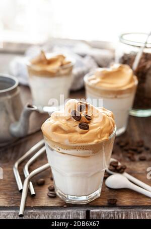 Café fouetté dans un verre avec des grains de café Banque D'Images