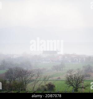 Chute de neige en avril au village de Schützen dans le Burgenland Banque D'Images