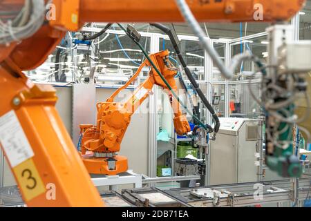 l'utilisation des bras de robot dans les usines industrielles intelligentes. Banque D'Images