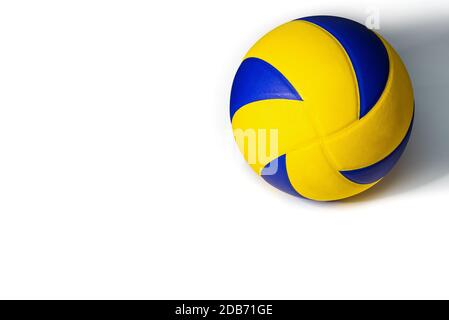 Gros équipement de sports de volley-ball bleu jaune avec lumière brillante de l'avant, avec ombre sur le dos, isolé cuir volley balle objet et co Banque D'Images