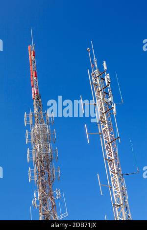 gros plan des mâts de transmission de télévision contre un ciel bleu clair Banque D'Images