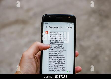 Alerte d'urgence sur smartphone, les autorités annoncent l'état d'alerte avec des mesures et des lignes directrices à Bucarest, Roumanie, 2020. Banque D'Images