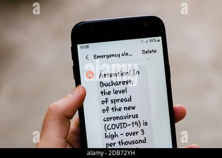 Alerte d'urgence sur smartphone, les autorités annoncent l'état d'alerte avec des mesures et des lignes directrices à Bucarest, Roumanie, 2020. Banque D'Images