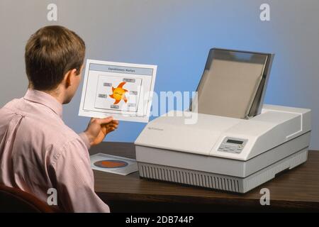 MCLEAN, VIRGINIE, États-Unis, 7 AVRIL 1993 - employé de Lockheed avec imprimante Calcomp ColorMaster plus sur le bureau. Banque D'Images