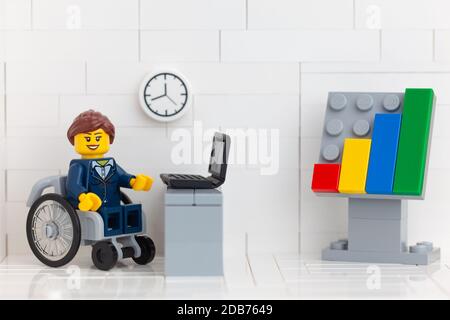 Tambov, Fédération de Russie - 14 novembre 2020 Lego minifigure femme d'affaires en fauteuil roulant dans son bureau. Banque D'Images