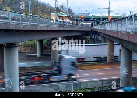 La sortie d'autoroute Kaiserberg, l'autoroute A40, Ruhrschnellweg, traverse l'A3, le paysage du pont, les ponts d'autoroute et les ponts ferroviaires, appelés Spagett Banque D'Images