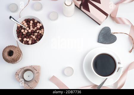 Des boules de chocolat et du café sur un fond lumineux de fête. Banque D'Images