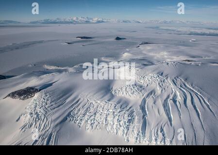 Image aérienne de crevasses sur les flancs du mont Erebus, Antarctique. Banque D'Images