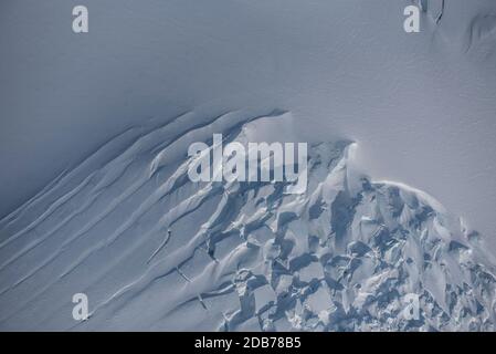 Image aérienne de crevasses sur les flancs du mont Erebus, Antarctique. Banque D'Images