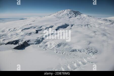 Image aérienne du Mont Erebus Antarctique avec baie d'Erebus au premier plan. Banque D'Images