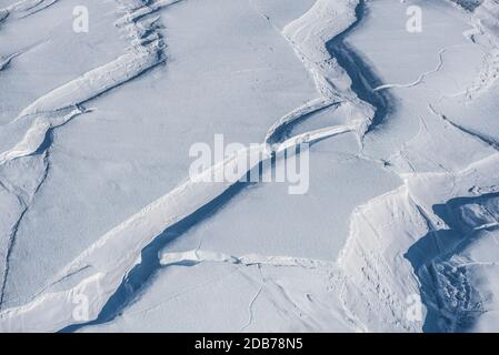 Image aérienne de crevasses sur les flancs du mont Erebus, Antarctique. Banque D'Images