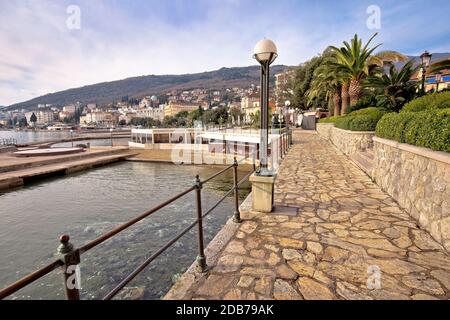 Opatija. Promenade en bord de mer de Lungomare, vue sur la Riviera d'Opatija, baie de Kvarner, Croatie Banque D'Images