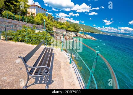 Banc au bord de la mer sur Lungomare passerelle dans la ville de Lovran, Opatija riviera, baie de Kvarner de Croatie Banque D'Images