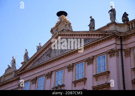 Détail d'une façade de palais rose à Bratislava Banque D'Images