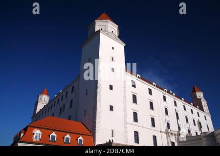 Vue sur le château de Bratislava en une journée ensoleillée Banque D'Images