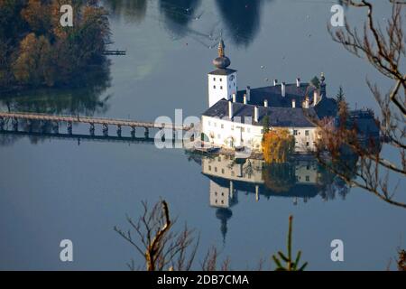 DAS Seeschloss Ort am Traunsee in Gmunden vom Grünberg aus gesehen (Salzkammergut, Bezirk Gmunden, Oberösterreich, Österreich) - Château d'Ort au lac tr Banque D'Images