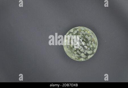 bille de verre transparente remplie de bulles d'air isolées sur le arrière-plan noir Banque D'Images