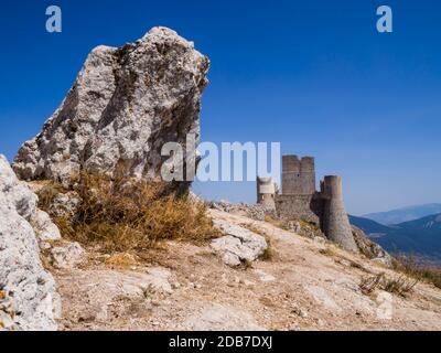 Vue imprenable sur les ruines de Rocca Calascio, ancienne forteresse médiévale dans le parc national de Gran Sasso, région des Abruzzes, Italie Banque D'Images