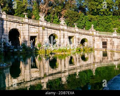 Vue imprenable sur la fontaine Eolo avec arches et statues en marbre, Palais Royal de Caserta, Italie Banque D'Images