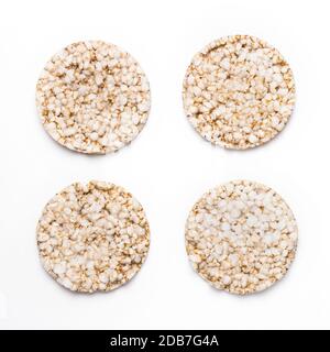 Quatre biscuits de riz isolés sur fond blanc. Concept de saine alimentation et de régime alimentaire. Banque D'Images