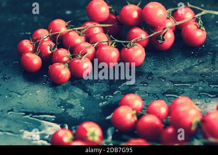 Tomates de raisin frais comme ingrédients de cuisine vue du dessus avec touche basse d'espace de copie Banque D'Images