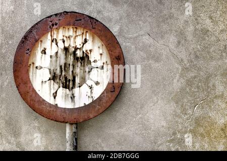Panneau d'interdiction d'accès avec symbole Coronavirus sur fond de mur gris. Verrouillage. Signalisation routière pour la prévention des risques anti-Coronavirus ou covid-19. Banque D'Images