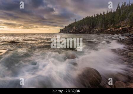 Otter Cliffs au lever du soleil depuis Boulder Beach, parc national d'Acadia, Maine, États-Unis Banque D'Images