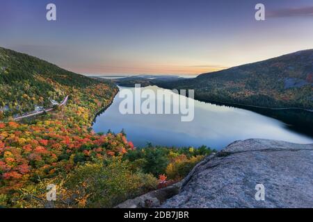 Jordan Pond vu de South Bubble Mountain, parc national d'Acadia, Maine, États-Unis Banque D'Images